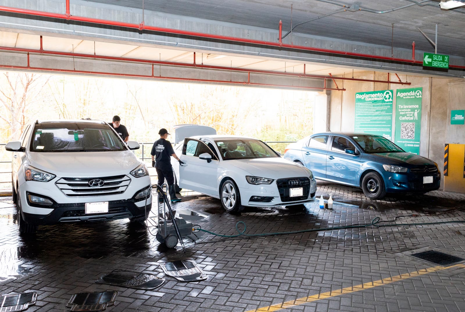 Equipo QuickWash trabajando